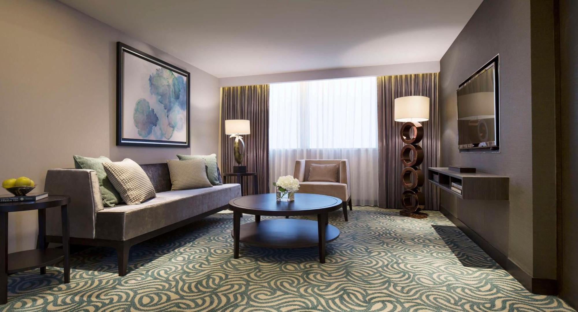 Grand Hyatt Taipei Hotel Kültér fotó A living room in a suite at the hotel