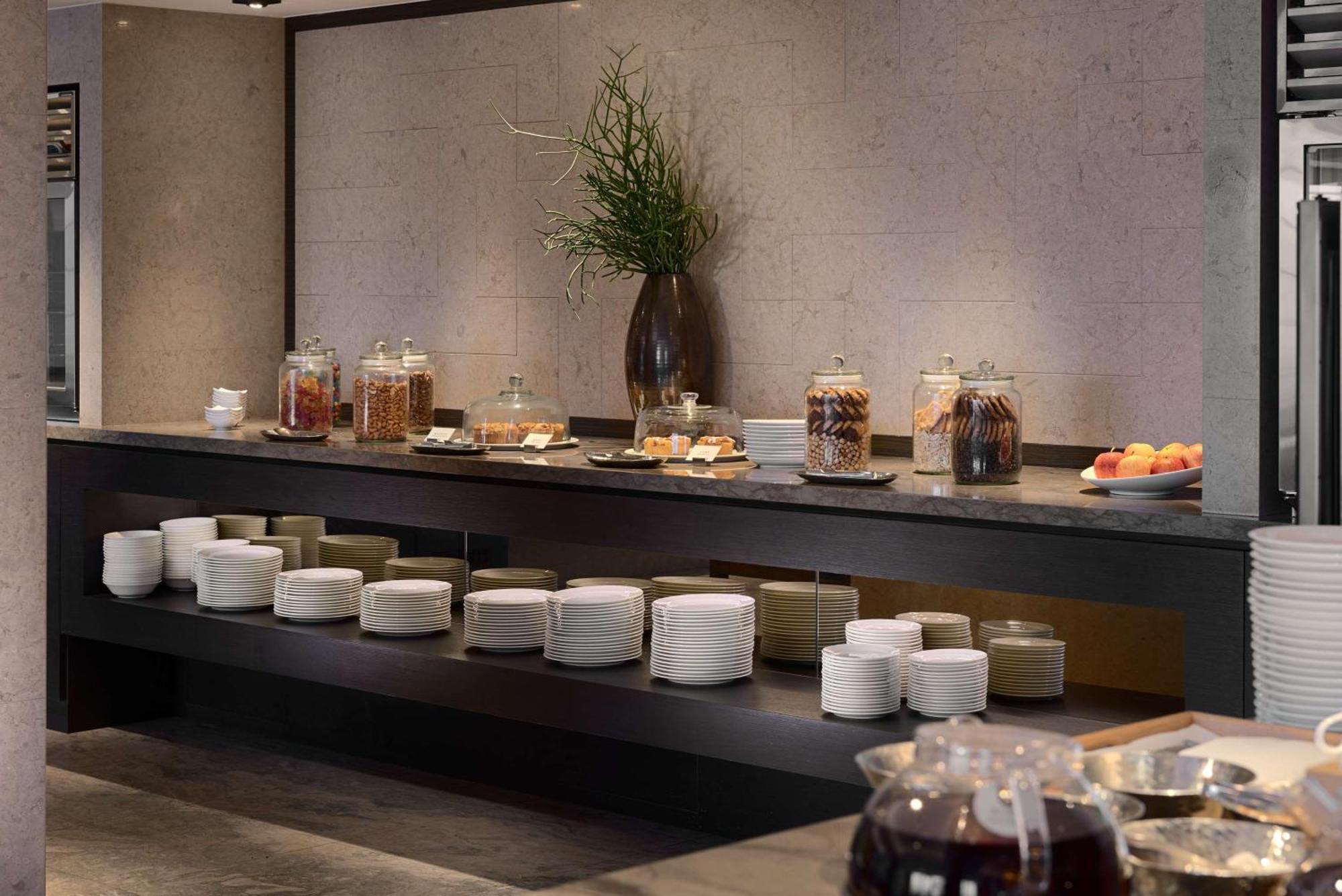 Grand Hyatt Taipei Hotel Kültér fotó A buffet at a hotel