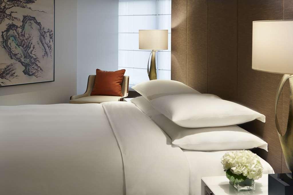Grand Hyatt Taipei Hotel Szoba fotó A guest room at the Four Seasons Hotel